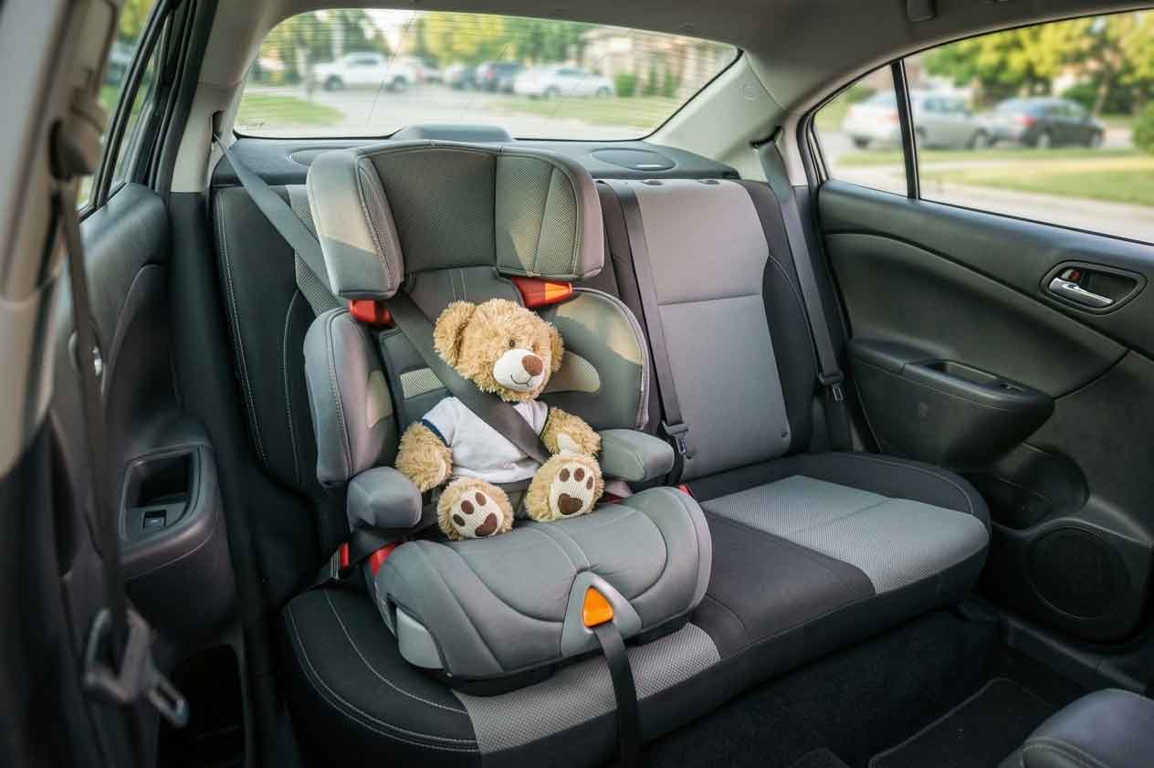 Rengøring af familiebil med børnesæder